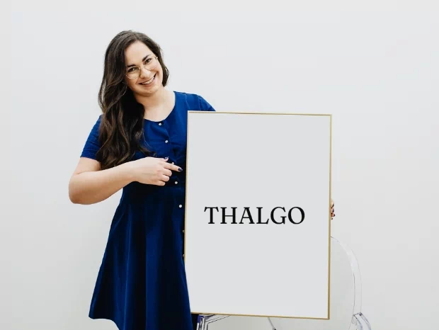 kobieta i napis thalgo